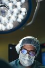 Портрет вдумливі хірург переглядає операційний зал — стокове фото