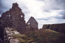 Ruines du château de Dunnottar murs couverts d'herbe et de mousse — Photo de stock