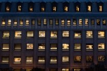 Vollbild-Aufnahme der Fassade eines Bürogebäudes in der Nacht — Stockfoto