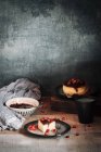 Natureza morta de bolo de queijo em mesa de madeira rústica — Fotografia de Stock