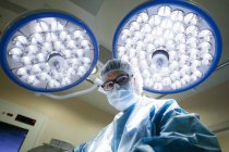 Портрет хірурга високого кута в уніформі, який дивиться на камеру — стокове фото