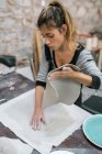 Retrato de oleiro feminino preparando local de trabalho na oficina de cerâmica — Fotografia de Stock