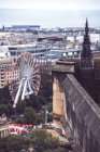 Vista terrazza sullo sfondo della costruzione ruota panoramica rossa a Cityscape — Foto stock