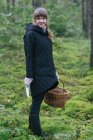 Femme ramassant des champignons dans les bois — Photo de stock
