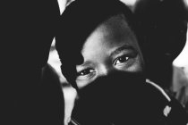 Goree, Sénégal- 6 décembre 2017 : Vue rapprochée d'un petit garçon africain réfléchi dans l'ombre regardant une caméra . — Photo de stock