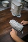 Обтинання Поттер руки різання шматок глини з рядка — стокове фото