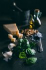 Натюрморт з інгредієнтами соусу песто на темному столі — стокове фото