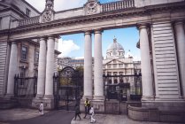 DUBLINO, IRLANDA - 9 AGOSTO 2017: esterno dell'edificio e cancello del Palazzo del Governo a Dublino, Irlanda . — Foto stock