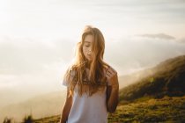 Junge Frau auf nebligem Hügel — Stockfoto