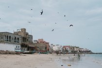 Goree, senegal- 6. Dezember 2017: Menschen gehen an sonnigen Tagen am Ufer spazieren — Stockfoto
