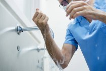 Chirurg wäscht vor Operation die Hände — Stockfoto