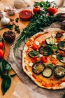 Vollbild-Aufnahme von Pizza und Zutaten auf dem Tisch — Stockfoto
