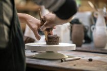 Coltiva mani di vasaio che lavorano con argilla — Foto stock