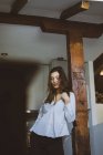 Seducente ragazza bruna in posa a casa pilone di legno — Foto stock