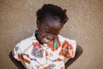 Goree, Senegal- Dezembro 6, 2017: Retrato de menina encantadora posando na câmera — Fotografia de Stock