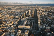 Воздушная съемка городской дороги между зданиями — стоковое фото