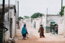Goree, Senegal- 6 dicembre 2017: gli africani camminano per le strade povere della città sporca
. — Foto stock