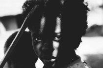 Goree, Сенегалу-6 грудня 2017: Портрет маленька дівчинка в смужку світла, дивлячись на камеру. — стокове фото