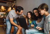 Zufriedene Familie schaut Laptop zu Hause — Stockfoto