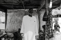Goree, Senegal- 6 de dezembro de 2017: Retrato de pessoas passando tempo na sombra na rua no bairro pobre . — Fotografia de Stock
