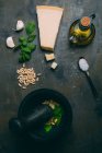 Direkt über der Ansicht der Zutaten für Pesto-Sauce auf dunklem Tisch — Stockfoto