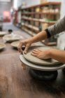 Обрізати жіночі руки, що працюють з глиною на робочому столі — стокове фото