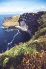 Paesaggio panoramico di scogliere di Moher sulla riva dell'oceano Atlantico — Foto stock