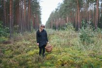 Femme ramassant des champignons dans les bois — Photo de stock