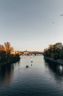 Malerischer Blick auf den Stadtkanal mit schwimmenden Katamaranen und Booten — Stockfoto