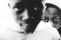 Kedougou, Senegal- 6 de diciembre de 2017: Retrato de niños mirando seriamente a la cámara . - foto de stock