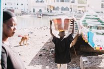 Goree, Senegal- 6 dicembre 2017: Veduta alle persone che lavorano sulla riva sporca del fiume City . — Foto stock