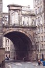EDINBURGH, ÉCOSSE - 7 AOÛT 2017 : façades grotesques sur la scène de rue d'Édimbourg, en Écosse . — Photo de stock