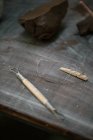 Outils et instruments de travail des potiers sur table en atelier de poterie — Photo de stock