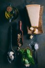 Arranjo de ingredientes de molho de pesto na mesa escura — Fotografia de Stock