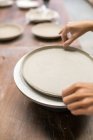Crop piatto mani femminili modellazione con argilla — Foto stock
