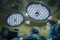 Концентрированная операция по переработке хирургов в больнице — стоковое фото