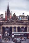 ЭДИНБУРГ, ШКОТЛАНД - 28 августа 2017 года: Живописный фасад Эдинбургского музея — стоковое фото