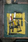 Vue d'ensemble des instruments et outils sur table en atelier — Photo de stock