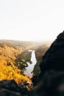 Vista de ángulo alto del pintoresco valle del río en el soleado día de otoño - foto de stock
