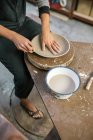 Immagine di raccolto di angolo alto di mani femminili che formano il piatto da argilla — Foto stock