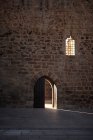 Vista interna al muro del castello con ingresso aperto — Foto stock