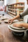Ceramista di raccolto che lavora con argilla a desktop in workshop — Foto stock