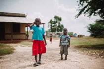 Yoff, Senegal - 6 de dezembro de 2017: crianças africanas na estrada rural — Fotografia de Stock