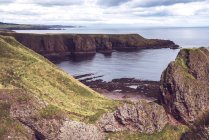 Scenic landscape of cliffs at ocean coastline — Stock Photo