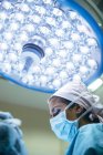 Вид збоку лікаря в масці в операційній кімнаті — стокове фото