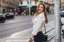 Stilvolle Brünette Mädchen posiert auf der Straße — Stockfoto