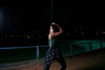 Портрет танцовщицы, позирующей на ночной городской сцене — стоковое фото