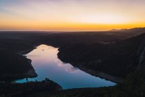 Malerische panoramische Landschaft des ruhigen Flusses reflektiert bunten Sonnenuntergang Himmel — Stockfoto