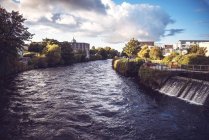 GALWAY, IRLANDA - 9 de agosto de 2017: Pintoresca vista del canal del río en Galway, Irlanda . - foto de stock
