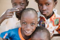 Goree, Senegal- 6 de dezembro de 2017: Retrato de crianças negras sorridentes olhando para a câmera com emoções diferentes . — Fotografia de Stock